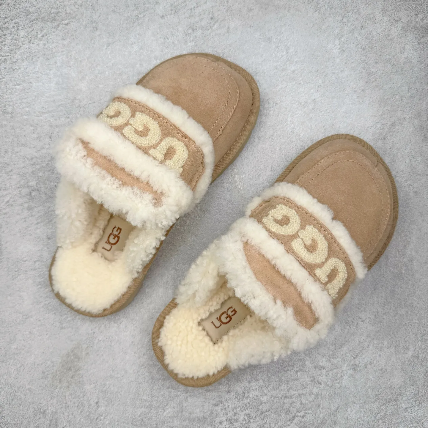 Pick up locally 💰 440 UGG slippers 1206 letter embroidered classic short-tube autumn and winter sheep fur all-in-one snow boots All shoes are made from the same factory as ZP Longfeng A-grade Australian imported sheep fur all-in-one Brand OEM production line Fully follow the ZP process flow OEM original pattern maker Adhere to no original shoes and no development selection Pay attention to every detail The most authentic version on the market TREADLITE "Light Wing" technology outsole Lightweight/durable/flexible/pile size: 35 36 37 38 39 40 Coding: by2936070